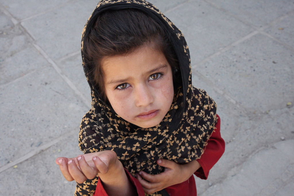 afghan_girl_begging-19-27-58