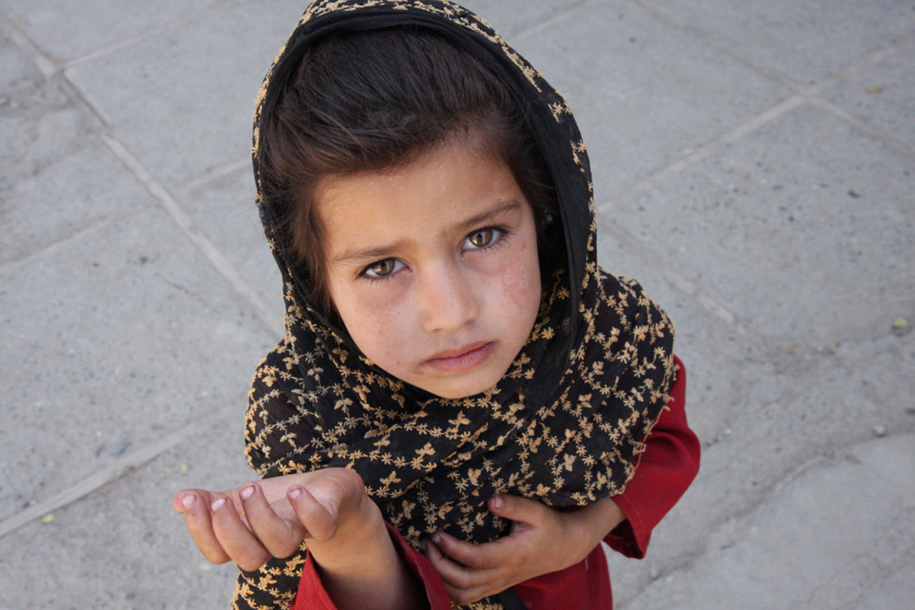 afghan_girl_begging-19-27-58